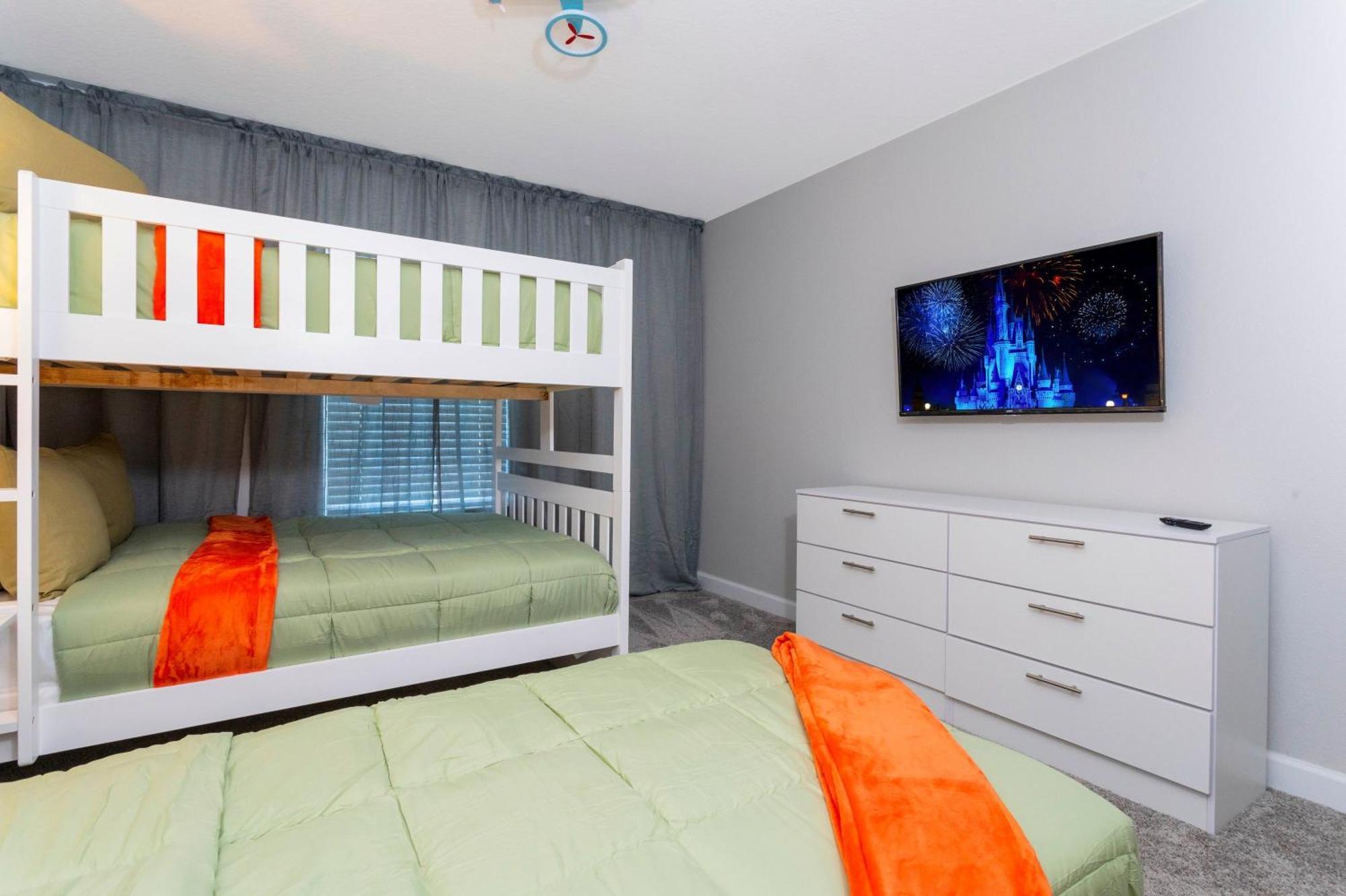 Gorgeous 4 Bd Close To W/ Pool @ Storey 4245 Holiday home