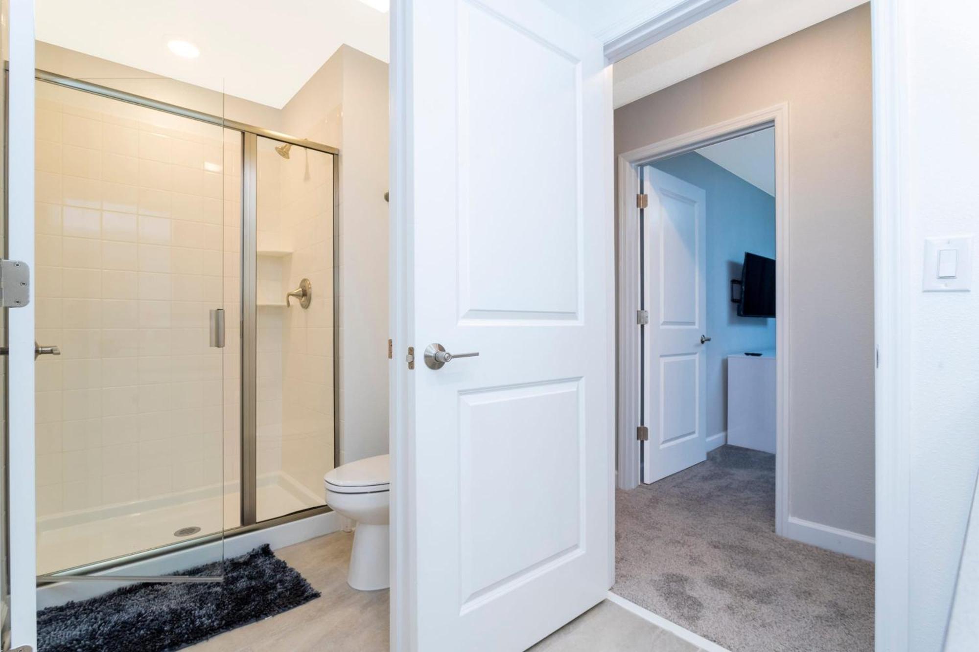 Gorgeous 4 Bd Close To W/ Pool @ Storey 4245 *